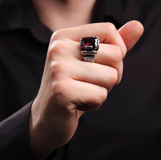 Anillo de hombre de piedra de rubí