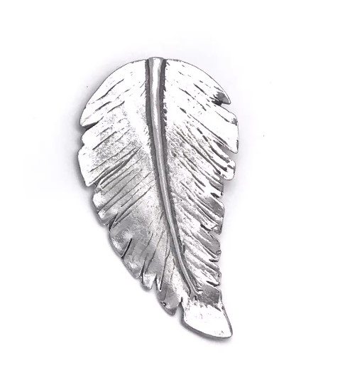 Broche pluma plata zamak chapado 9x5cm